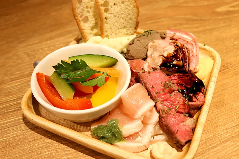 大阪・千日前に“鉄板焼×肉バル”がオープン！『TEPPAN 29BAR BARUMICHE