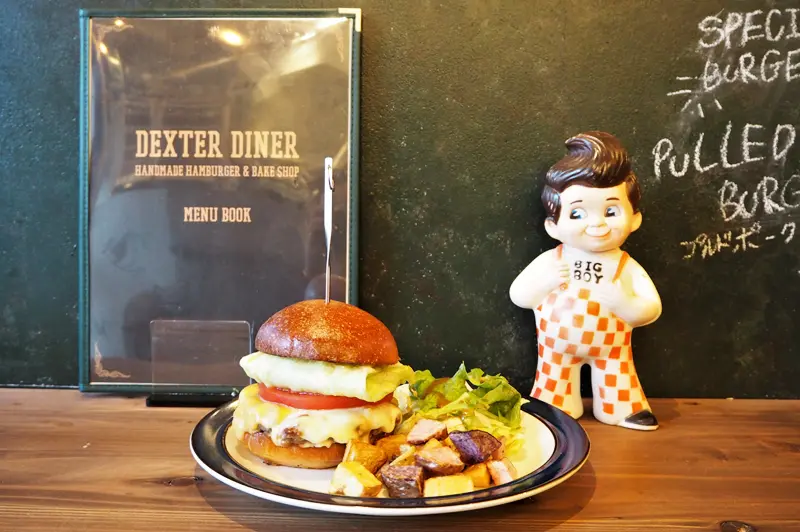 大阪・中崎町のアメリカン空間、『DEXTER DINER』はオーナーの好きが