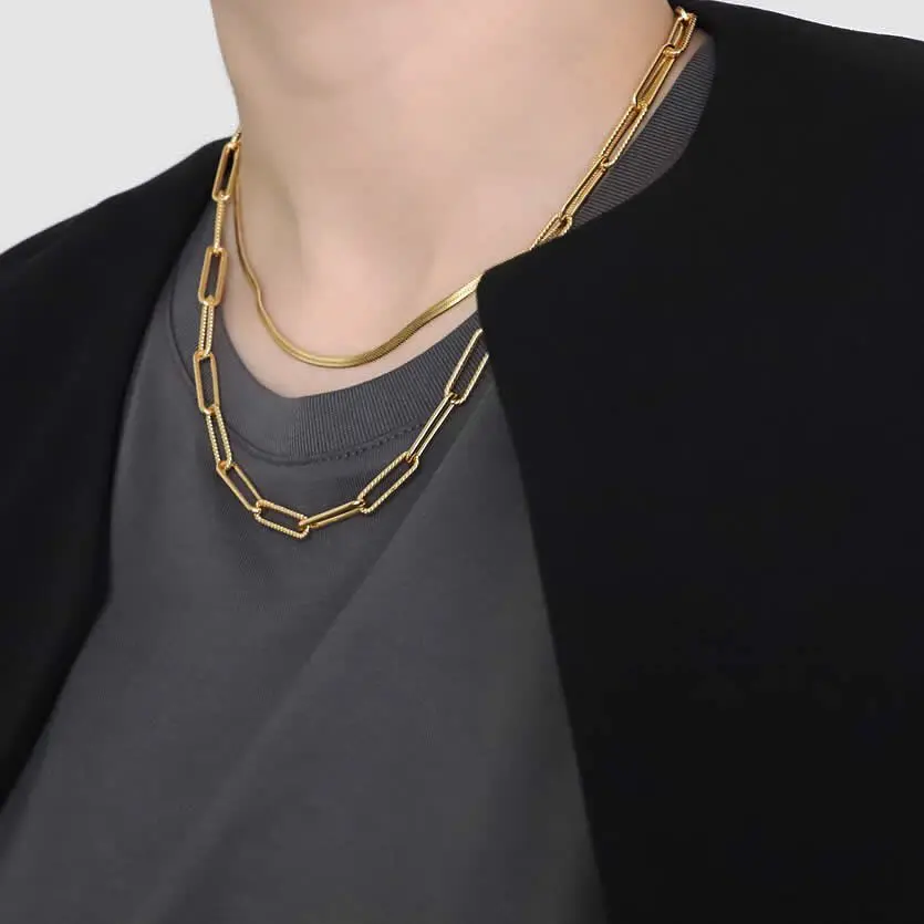 トレンドの「チェーンネックレス」で差がつく上品な着こなし