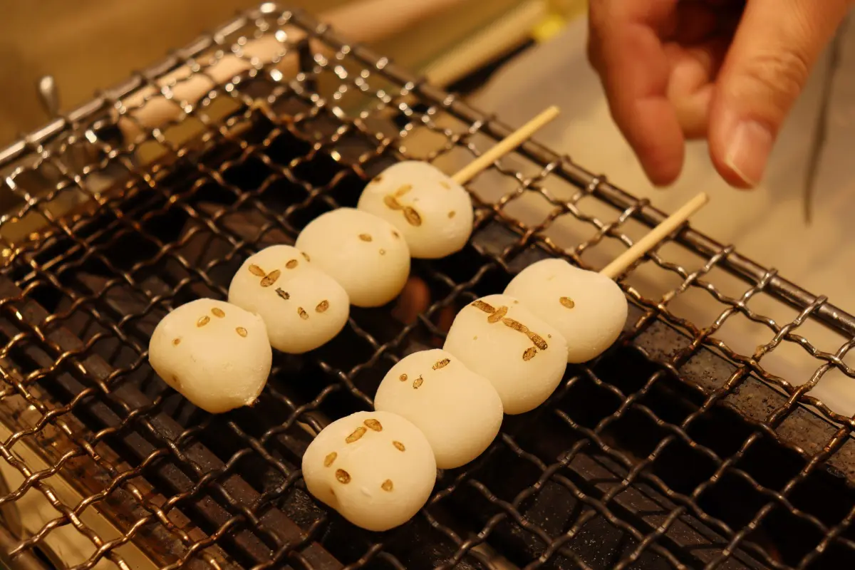 よんだんごです。 谷六】「十五番だんご」かき氷とおだんごの美味しさのヒミツ