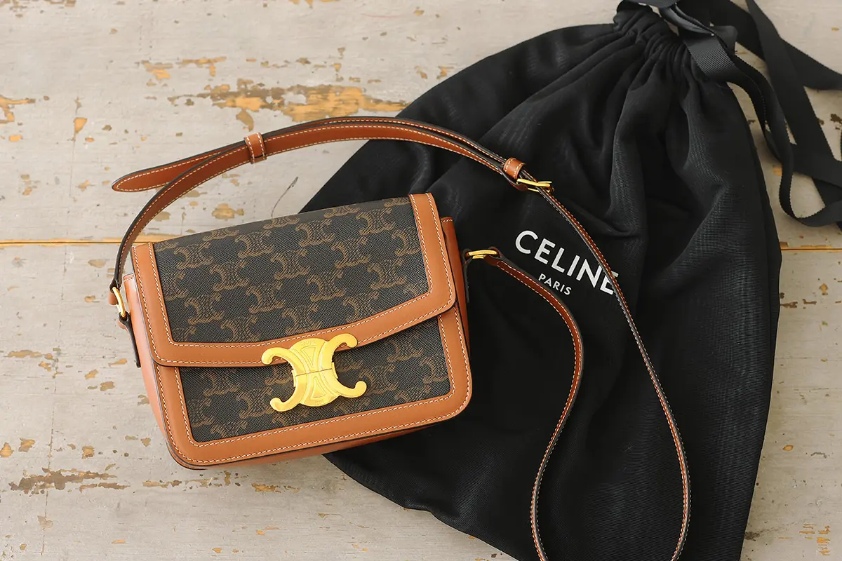 【上品なデザイン♪】CELINE トリオンフキャンバス バッグ 上品な存在感を放つCELINE（セリーヌ）「トリオンフキャンバス
