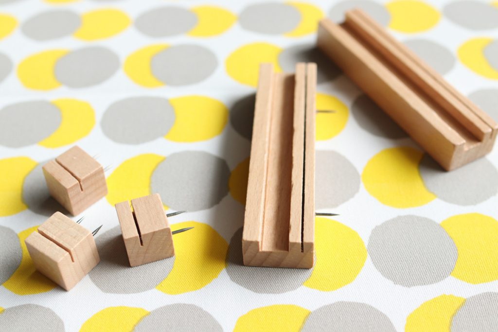壁に穴を開けない「ダイソー」のウッドプッシュピンがおしゃれで使いやすい