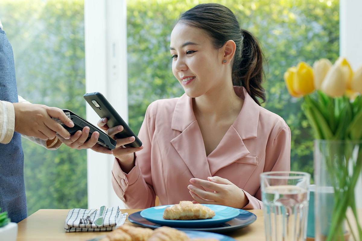 スマホ決済をする女性