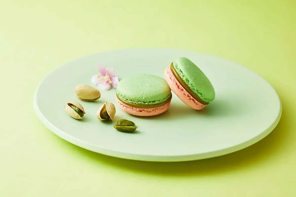 大阪・梅田「リンツ」春だけのさくら＆ピスタチオのドリンクとマカロン