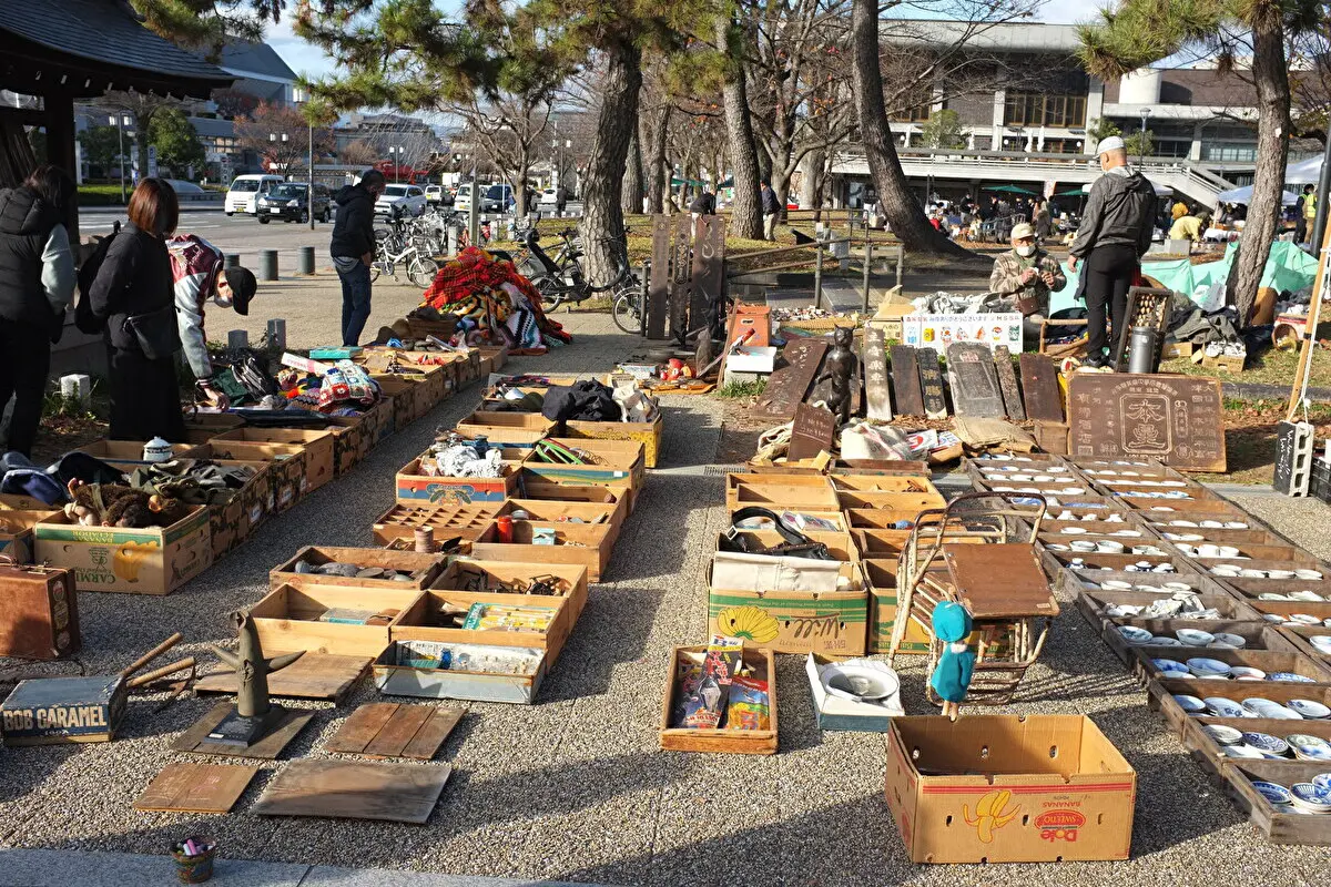 京都】おすすめ骨董市5選！基本情報や楽しみ方のポイントも紹介