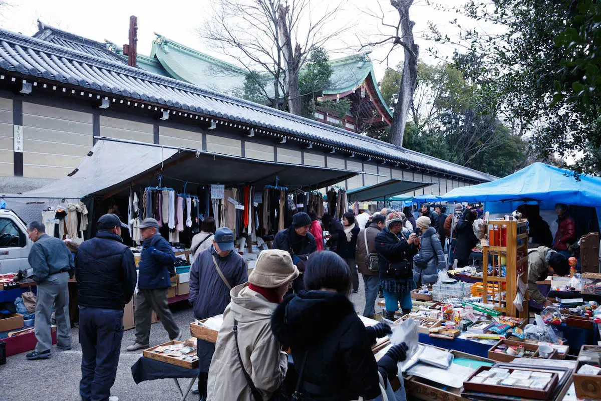 京都】おすすめ骨董市5選！基本情報や楽しみ方のポイントも紹介