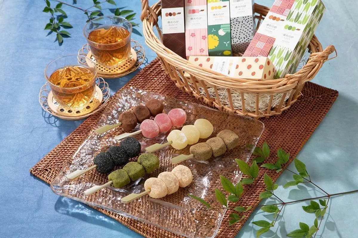 京都駅限定】モチモチ食感！爽やかなラムネ味の「串わらび」が新発売