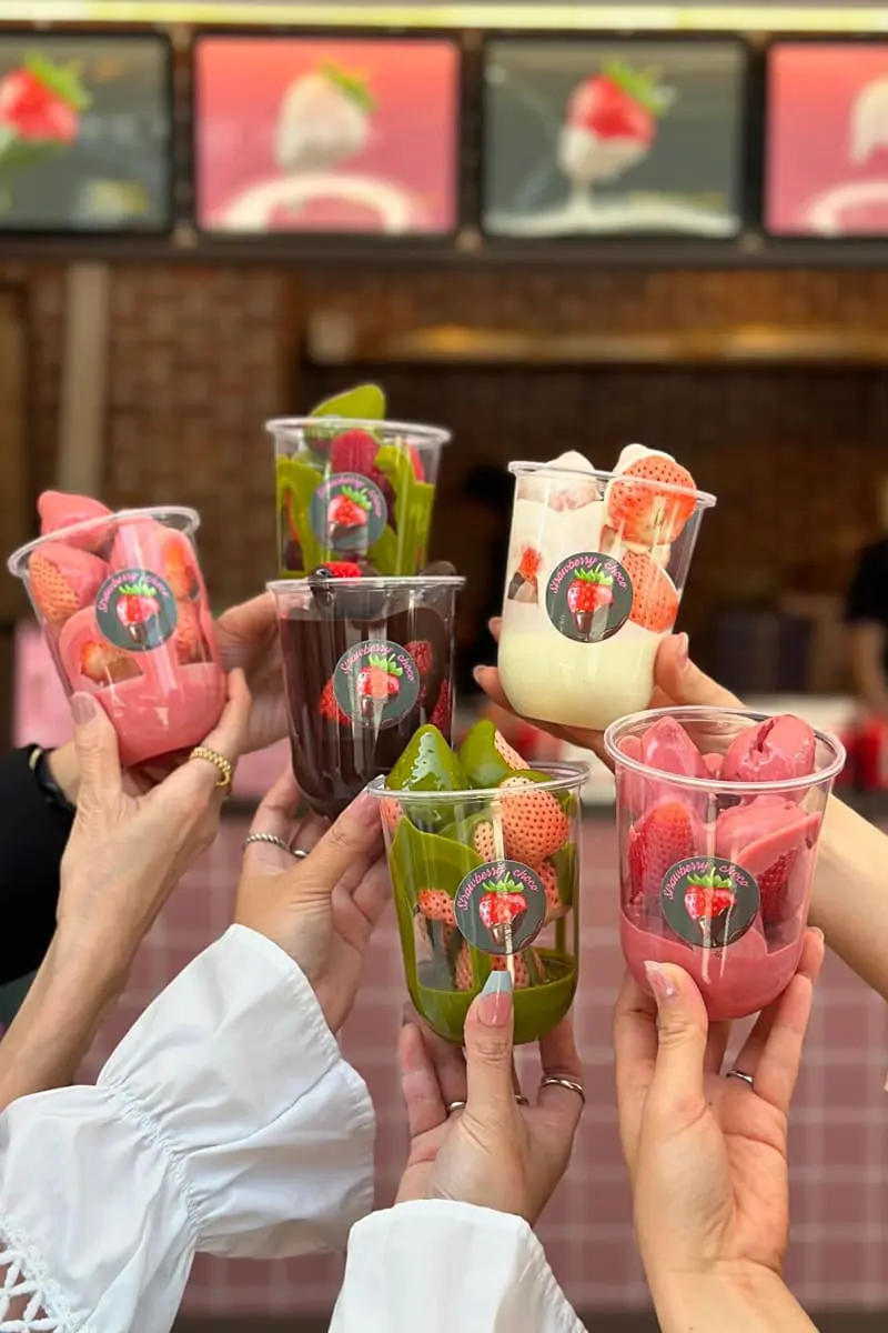 難波】たっぷりの生チョコを苺にディップ！話題のスイーツ専門店