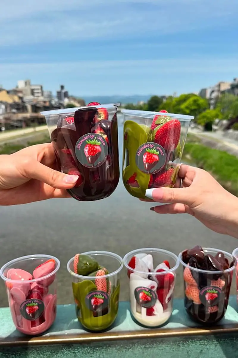 berry＊プロフ必読専用出品 難波】たっぷりの生チョコを苺にディップ！話題のスイーツ専門店