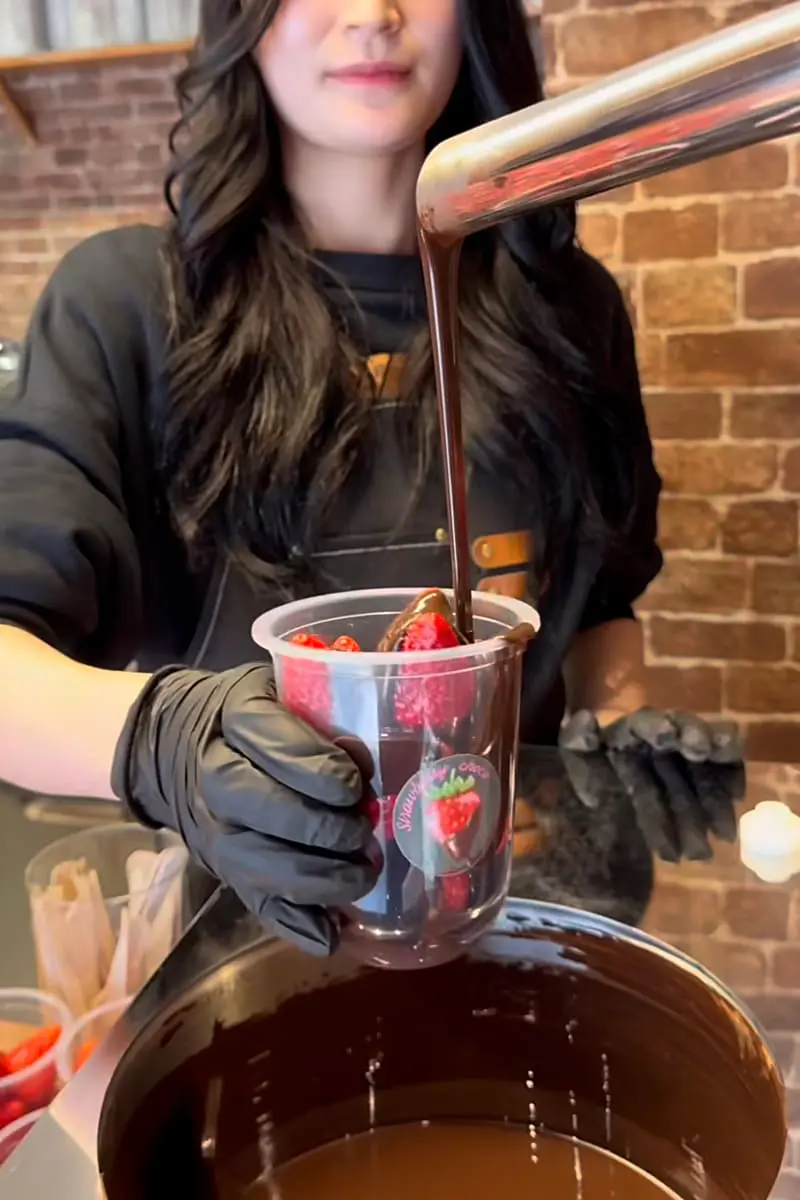 難波】たっぷりの生チョコを苺にディップ！話題のスイーツ専門店