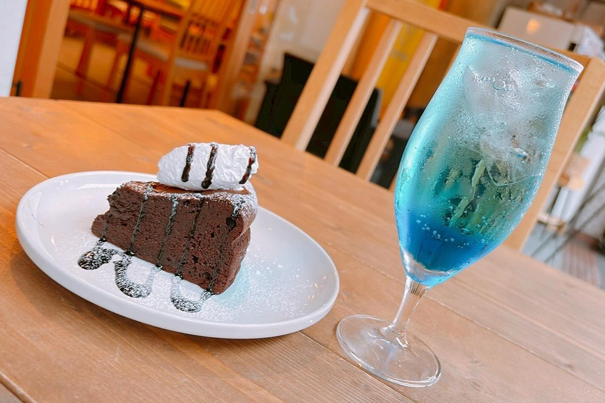 グランコピのケーキとサイダー