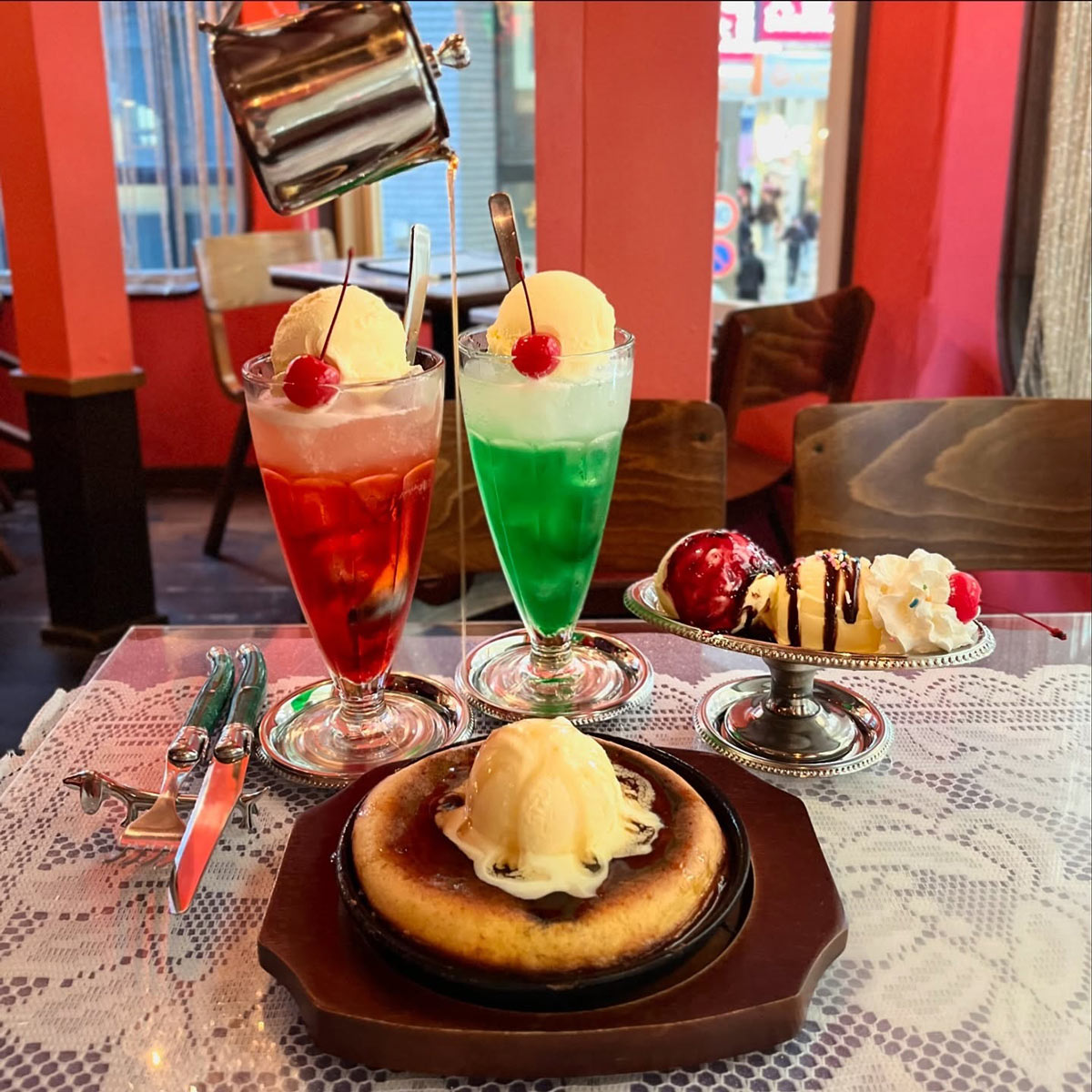 シンセツのパンケーキとクリームソーダ