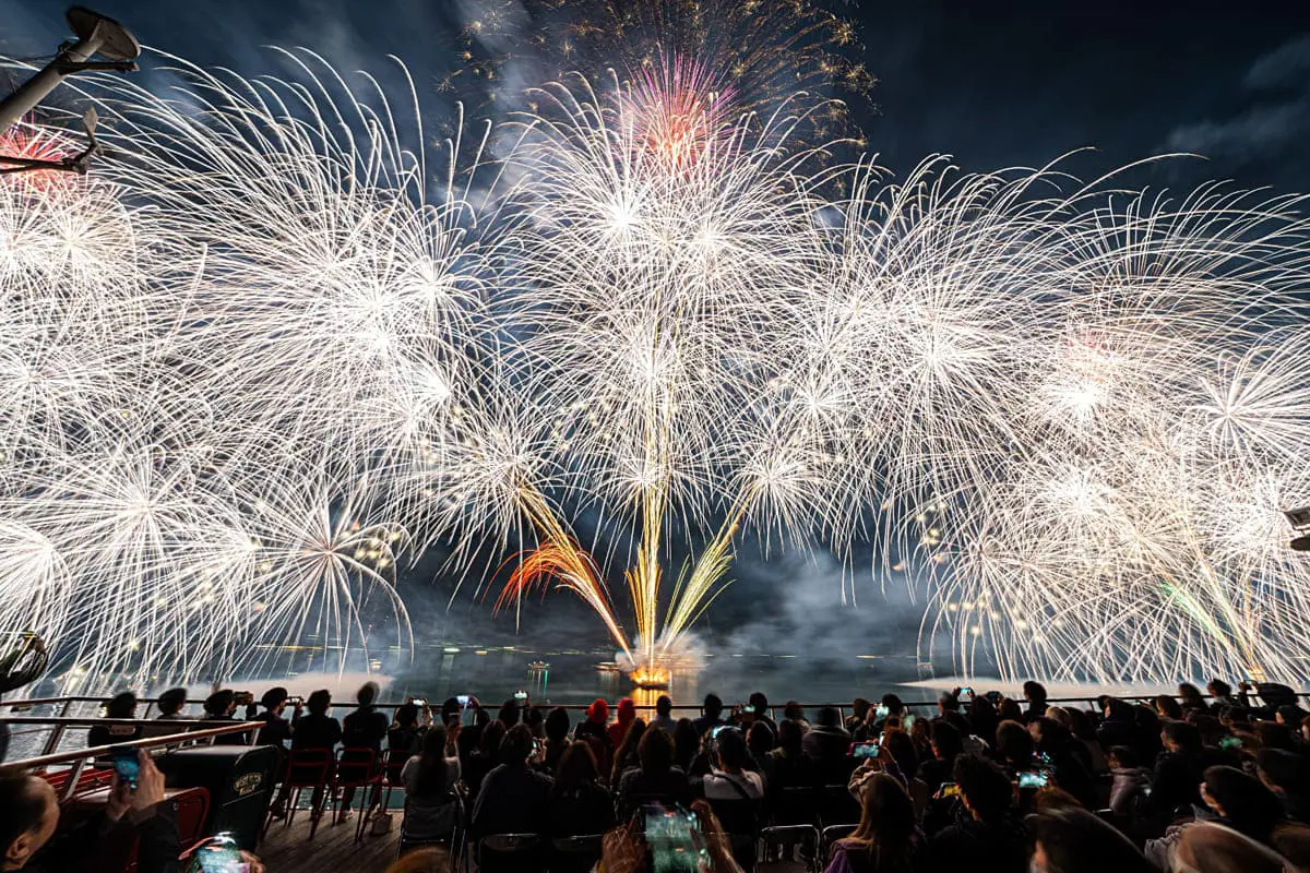 大津・びわ湖をナイトクルーズ！秘密の打上げ場所でシークレット花火