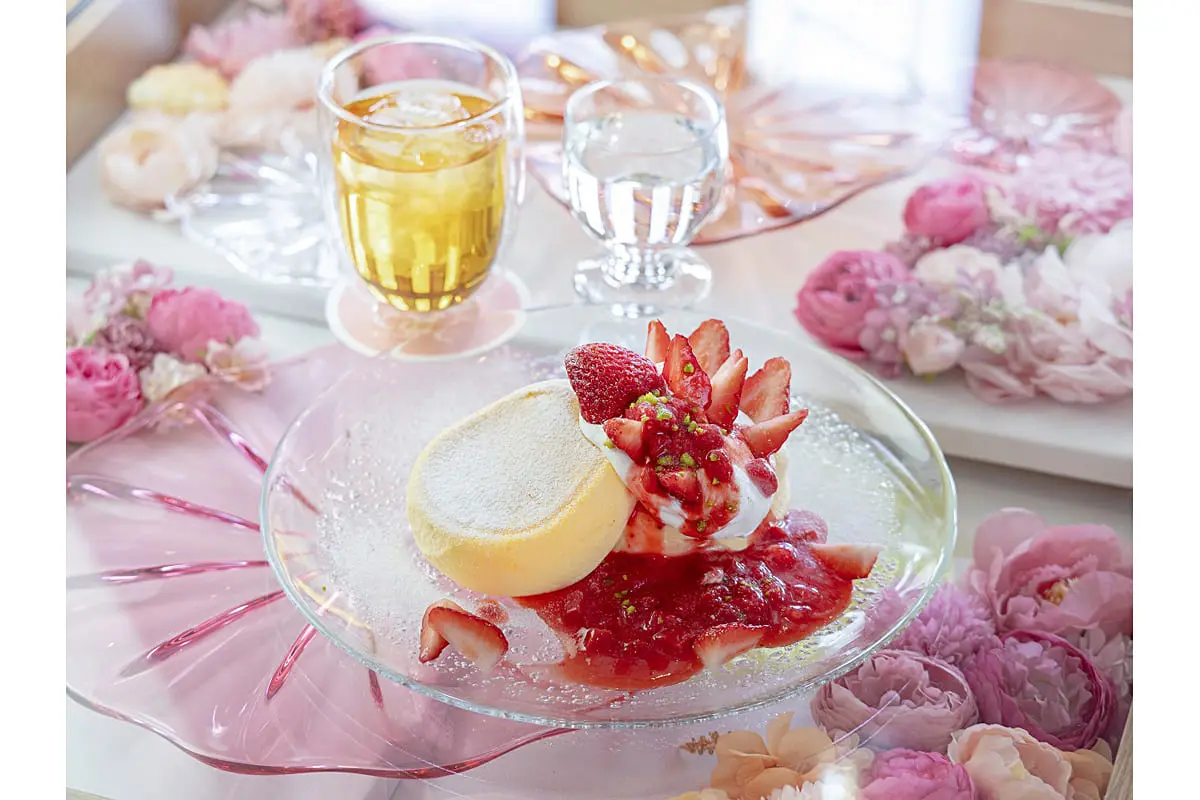 滋賀・黒壁スクエアに「ガラス×花×パンケーキ」が楽しめるカフェ