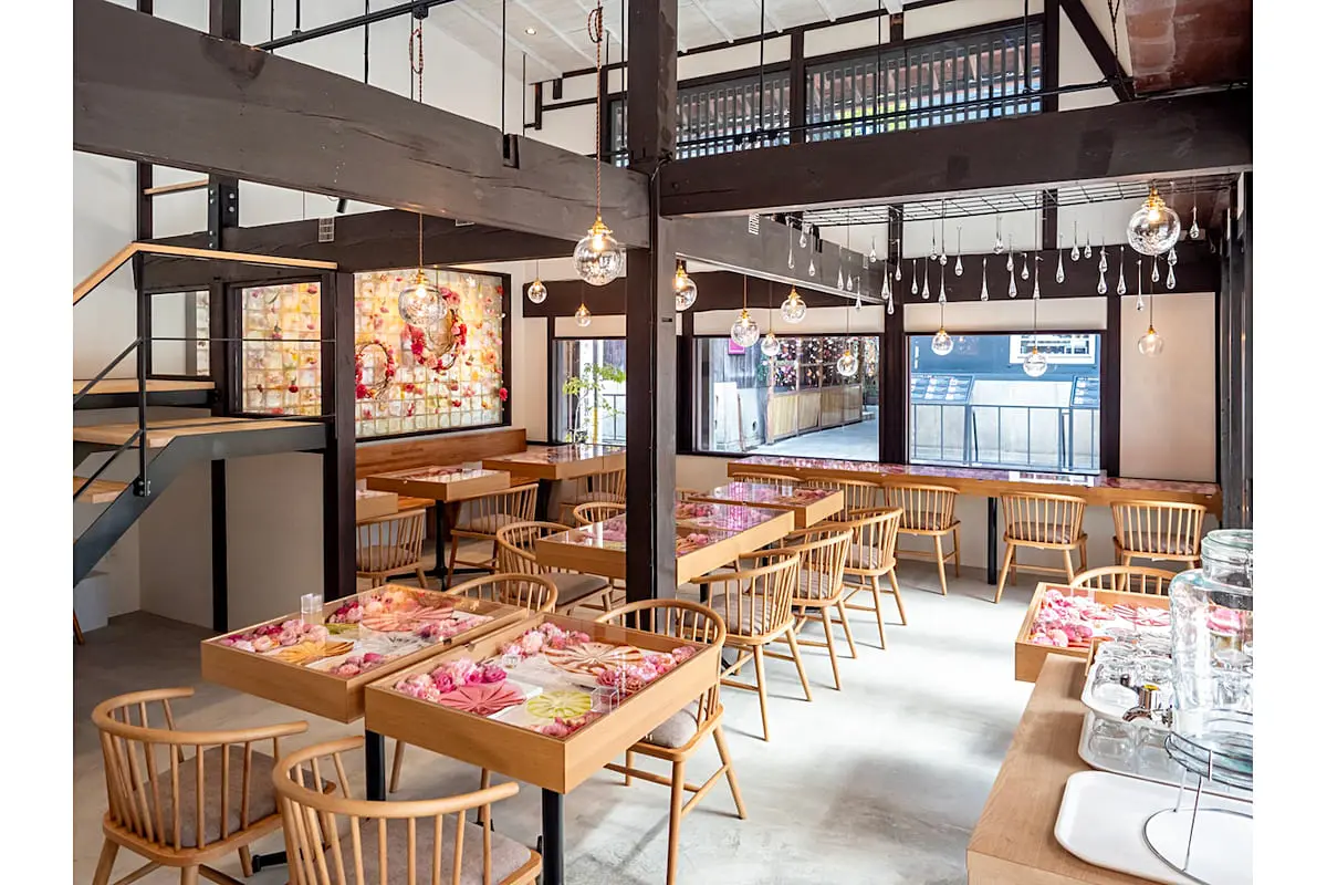 滋賀・黒壁スクエアに「ガラス×花×パンケーキ」が楽しめるカフェ