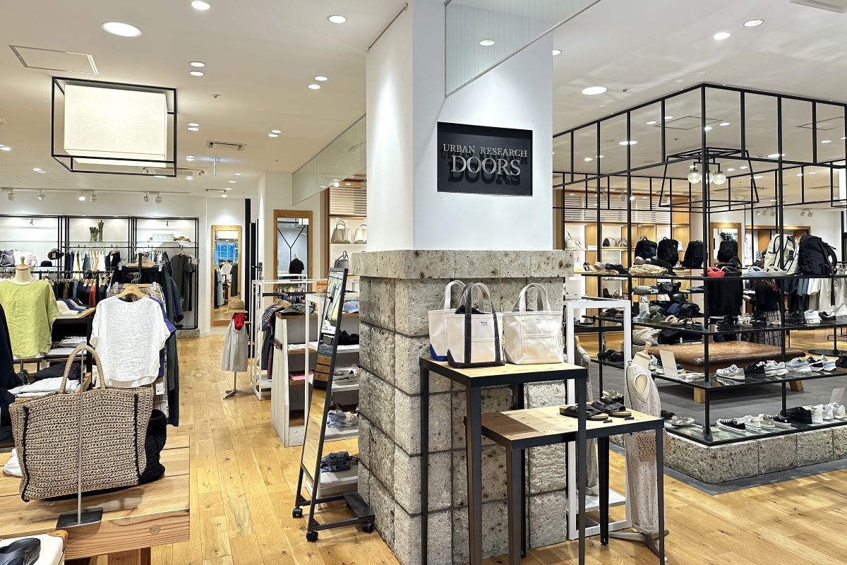 クレフィ三宮のURBAN RESEARCH DOORS外観