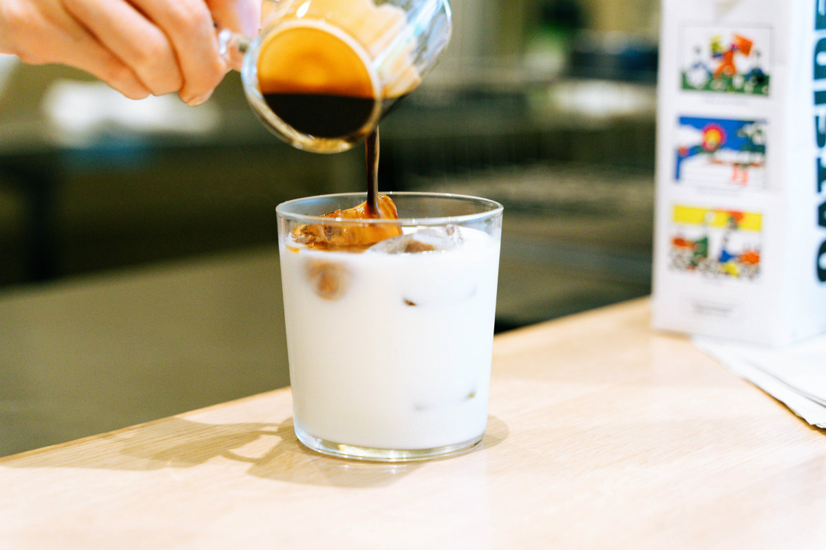 コーヒーを注ぐ