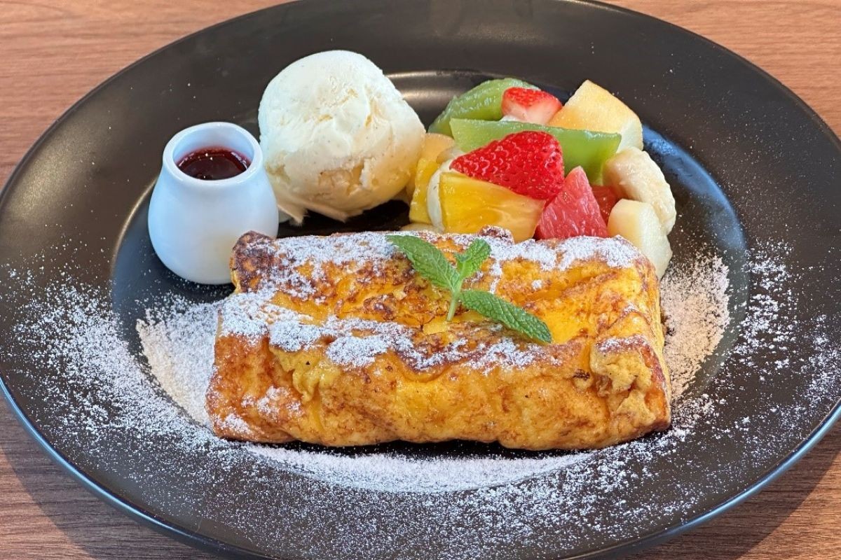 焼きたてフレンチトースト季節のフルーツ添え