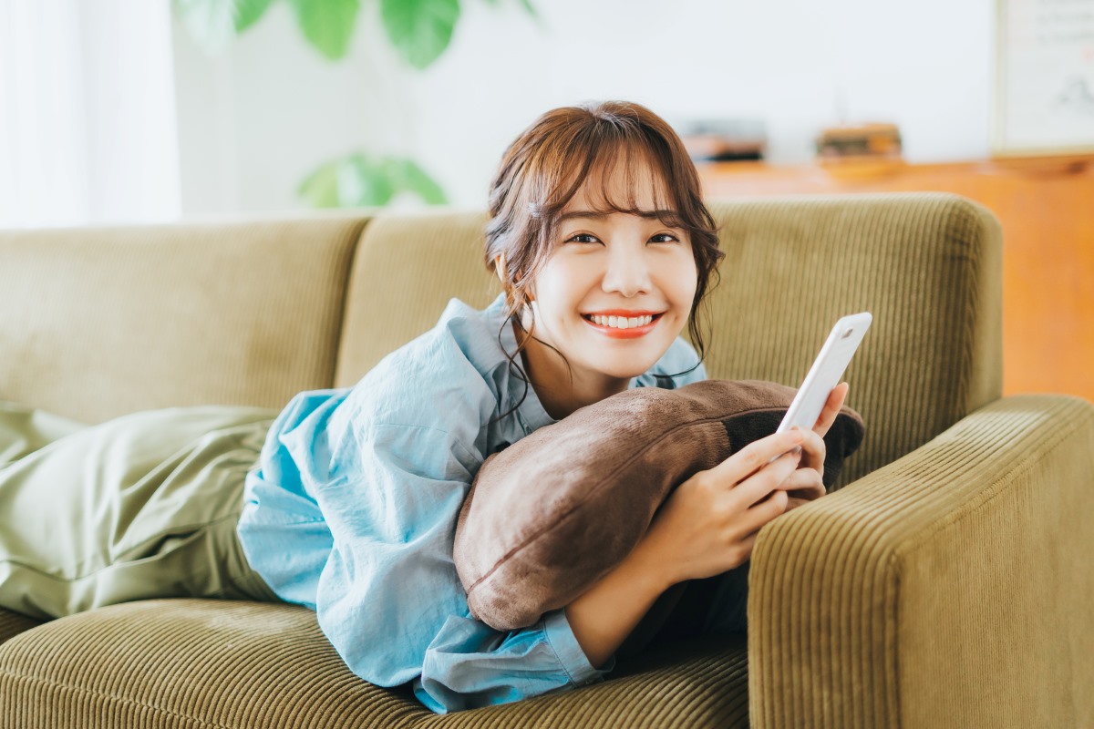 スマホでポイ活をする女性