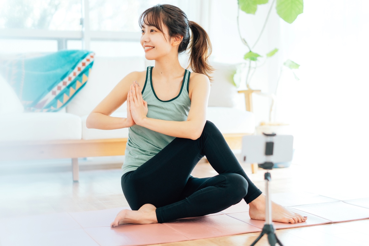 自宅でヨガをする女性