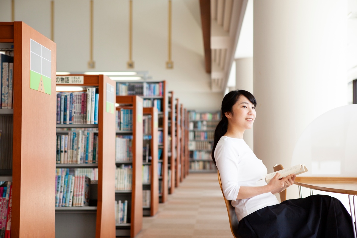 図書館の窓際でくつろぐ女性