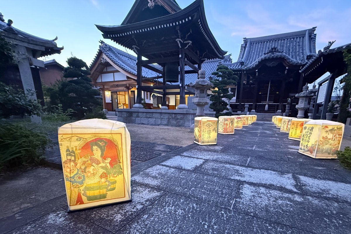源内ランタンをともした地蔵寺