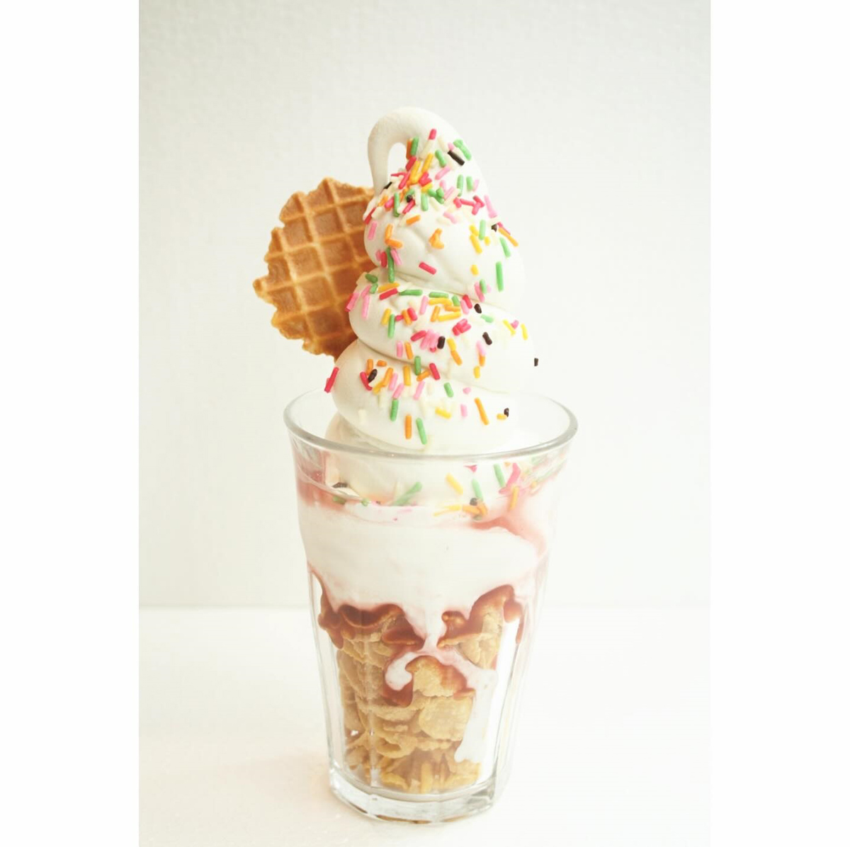 オカシパワーのレインボーベリー味のソフトクリーム