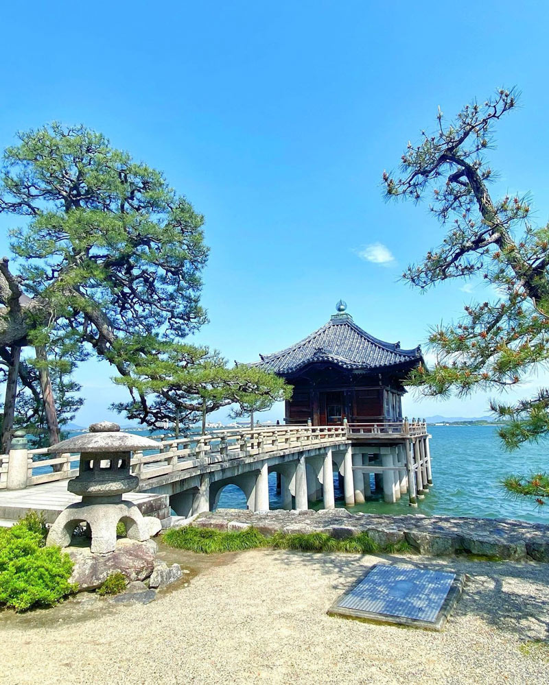 浮御堂と松