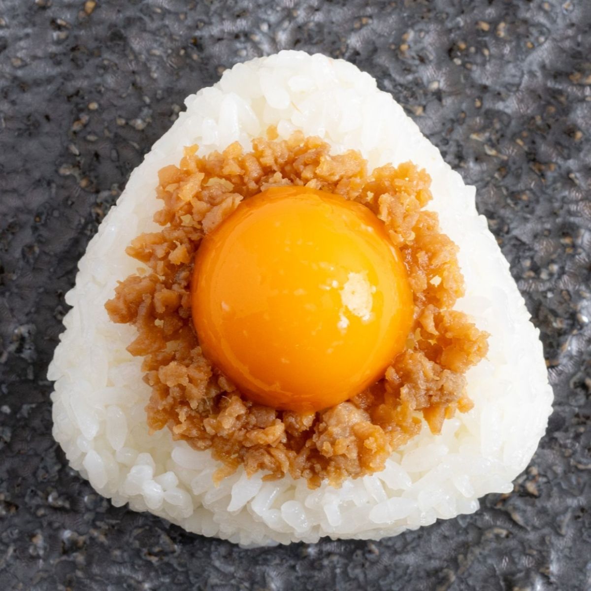 塩麹漬け卵黄と鶏そぼろのおにぎり