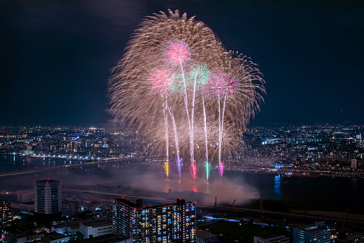 梅田スカイビルから絶景鑑賞！「なにわ淀川花火大会」観覧＆ディナープラン登場