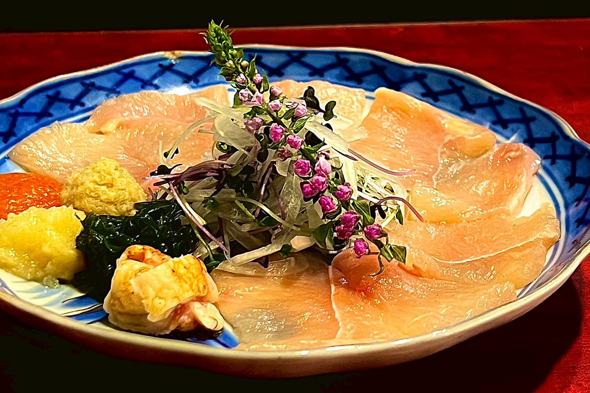 【梅田】人気店「熊の焼鳥」の鳥刺しを立ち飲みで！新酒場「くーま君」誕生