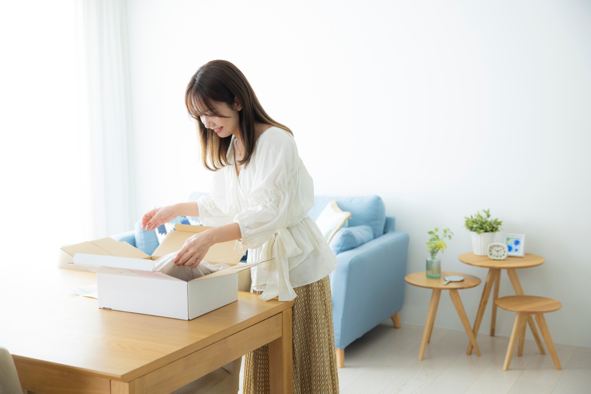 ネット通販で購入した商品を開封する女性