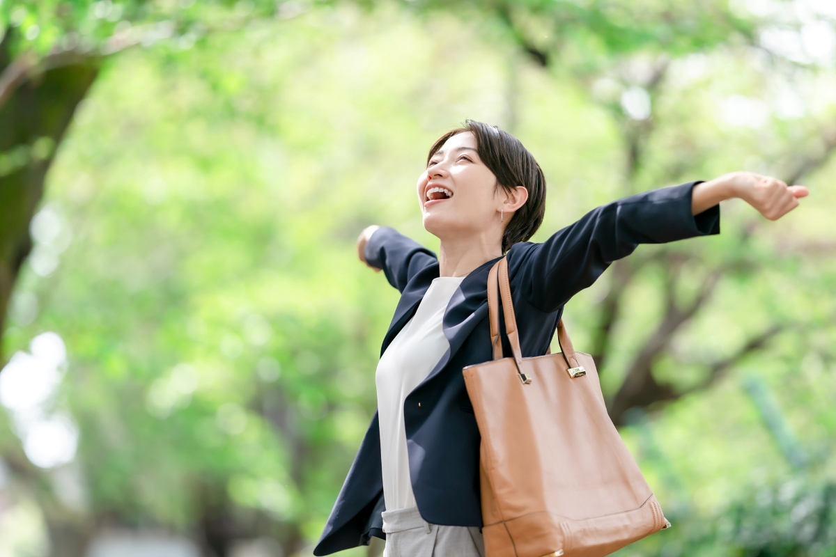散歩をする女性