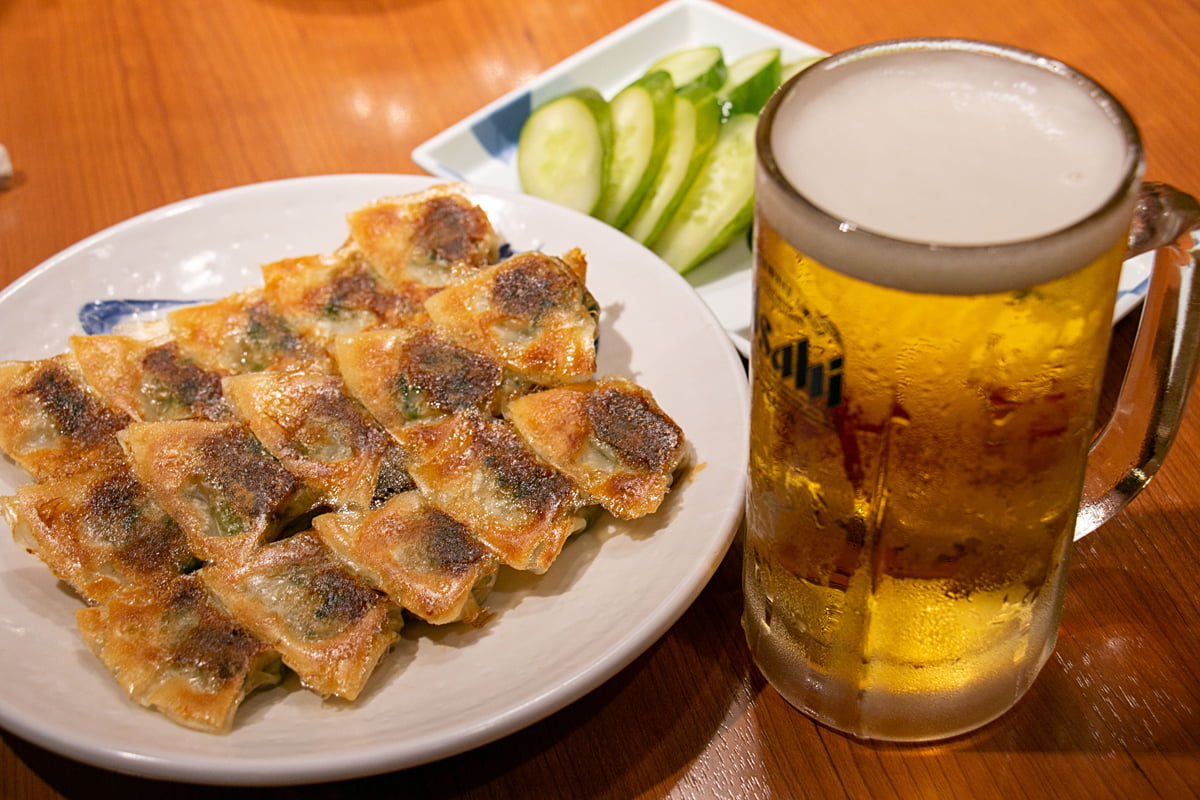 餃子ときゅうりとビール