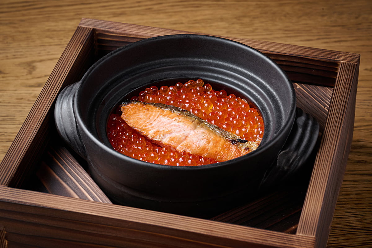 炭火香る焼鮭ときめらくいくらの土鍋旨みごはん
