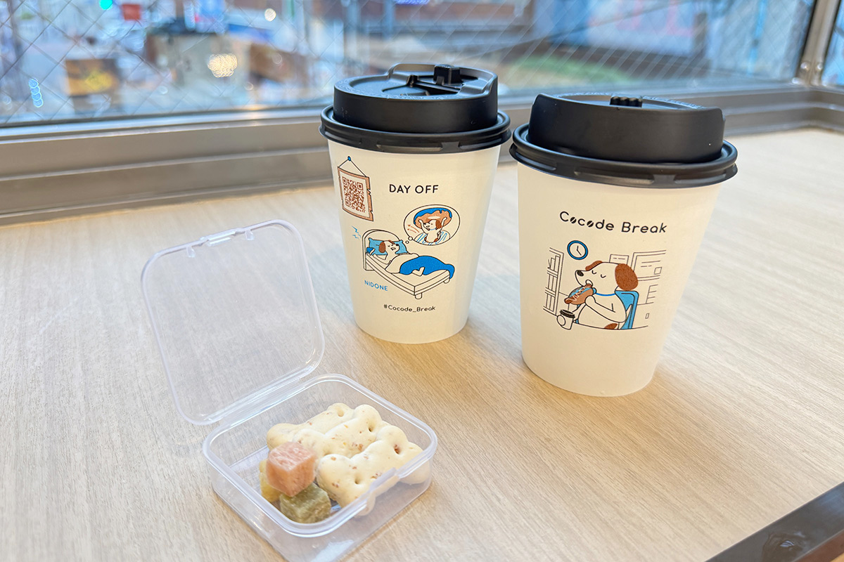 大阪心斎橋のサモエドカフェのおやつとドリンク