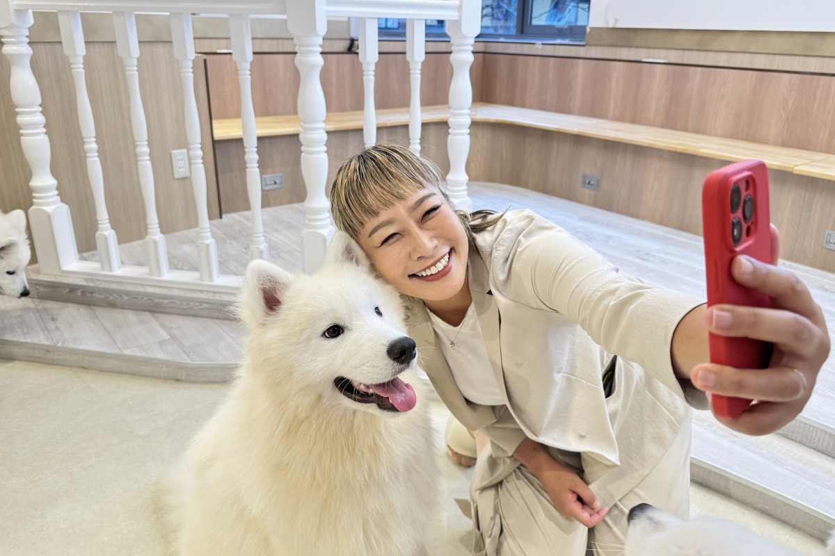 大阪心斎橋のサモエドカフェでツーショット自撮りをする女性