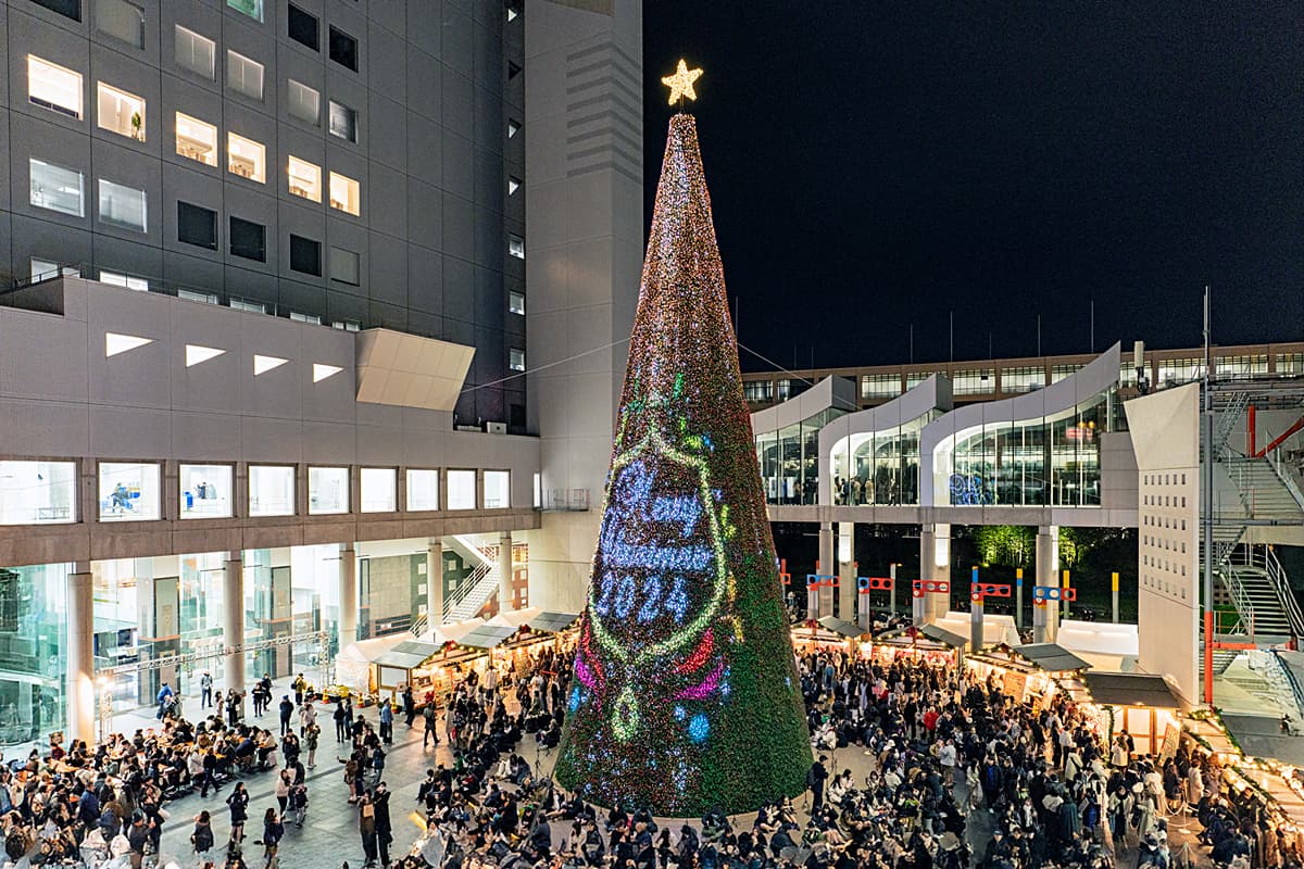 梅田スカイビルに幻想的な25mツリー登場！人気のクリスマスマーケットも