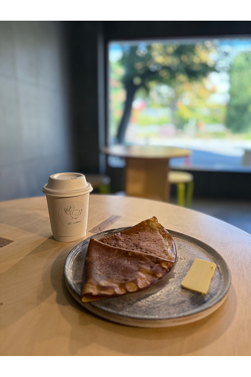 シュガーバタークレープとコーヒー