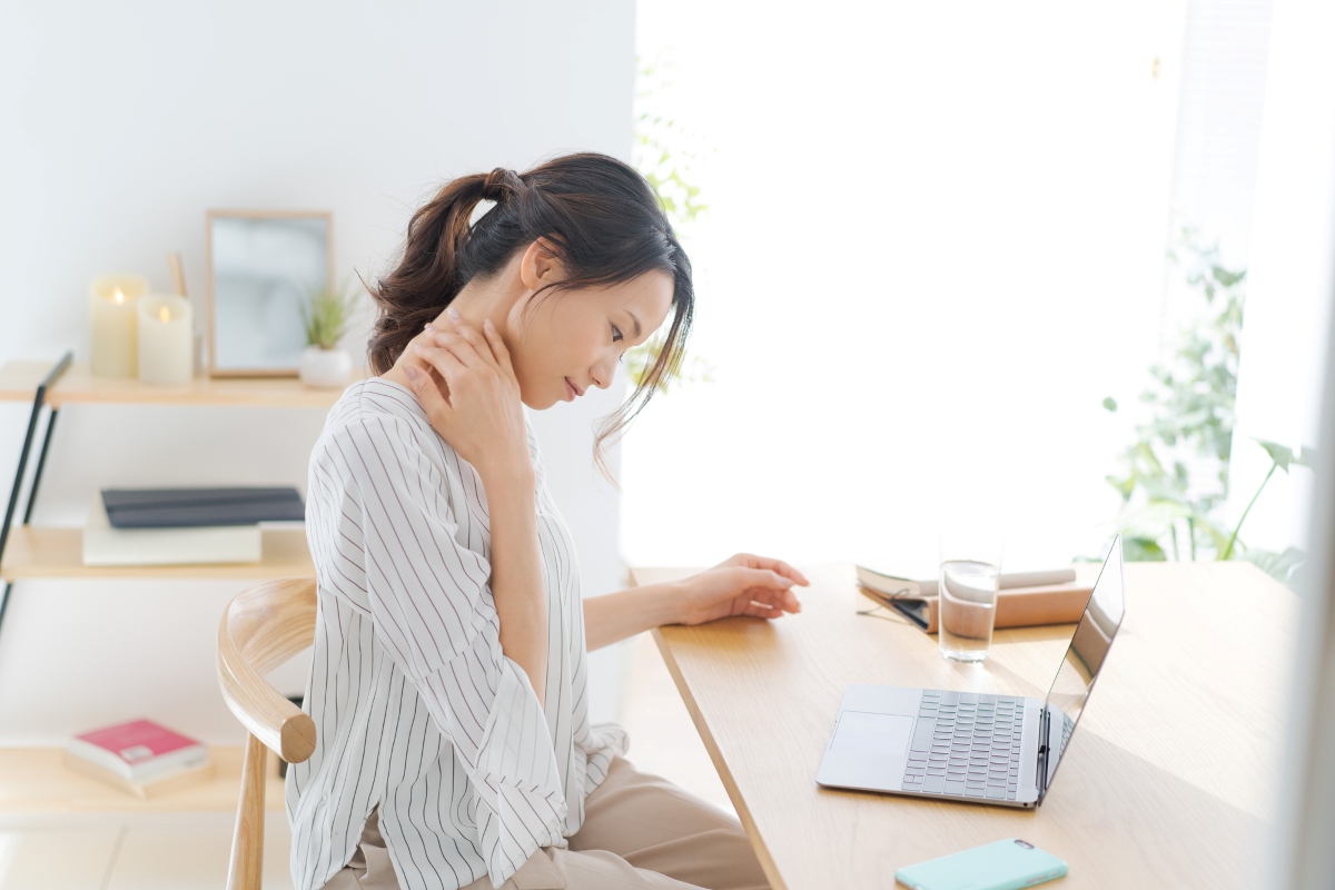 肩こりに悩む女性