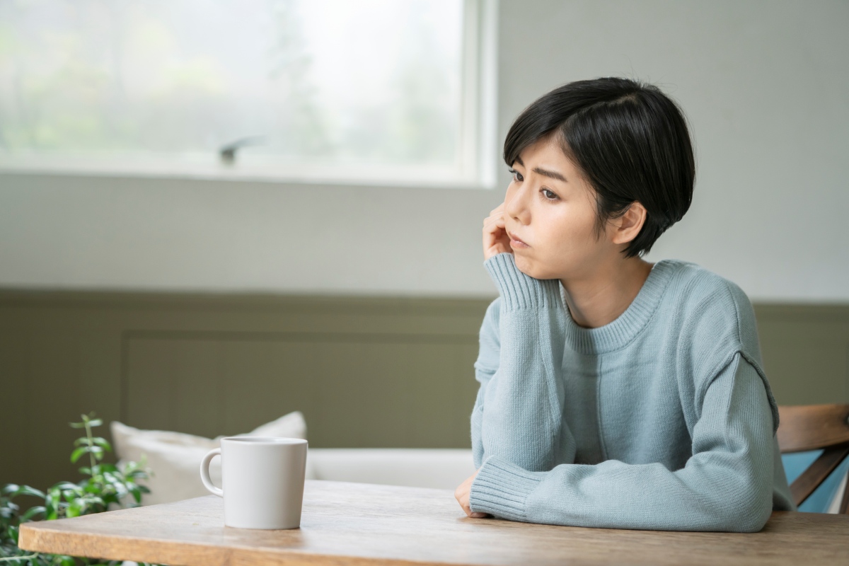 ぼんやりとする女性