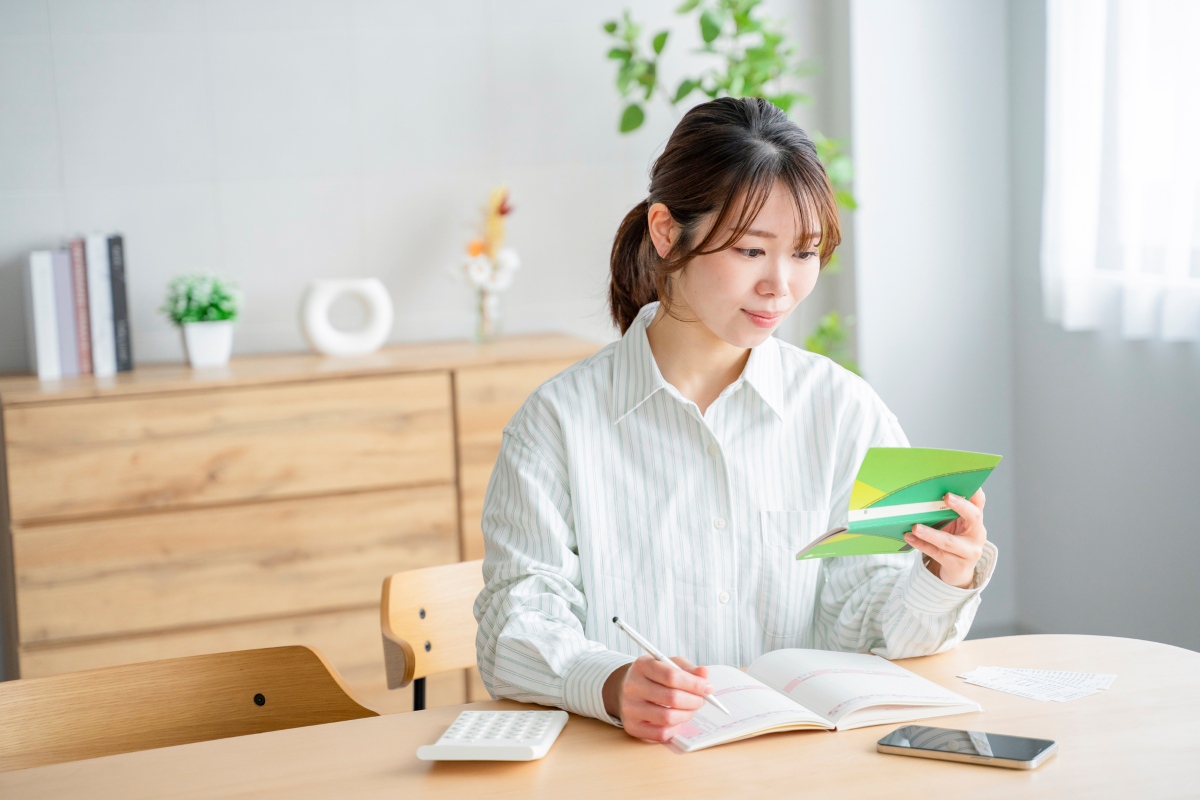 通帳を見る女性