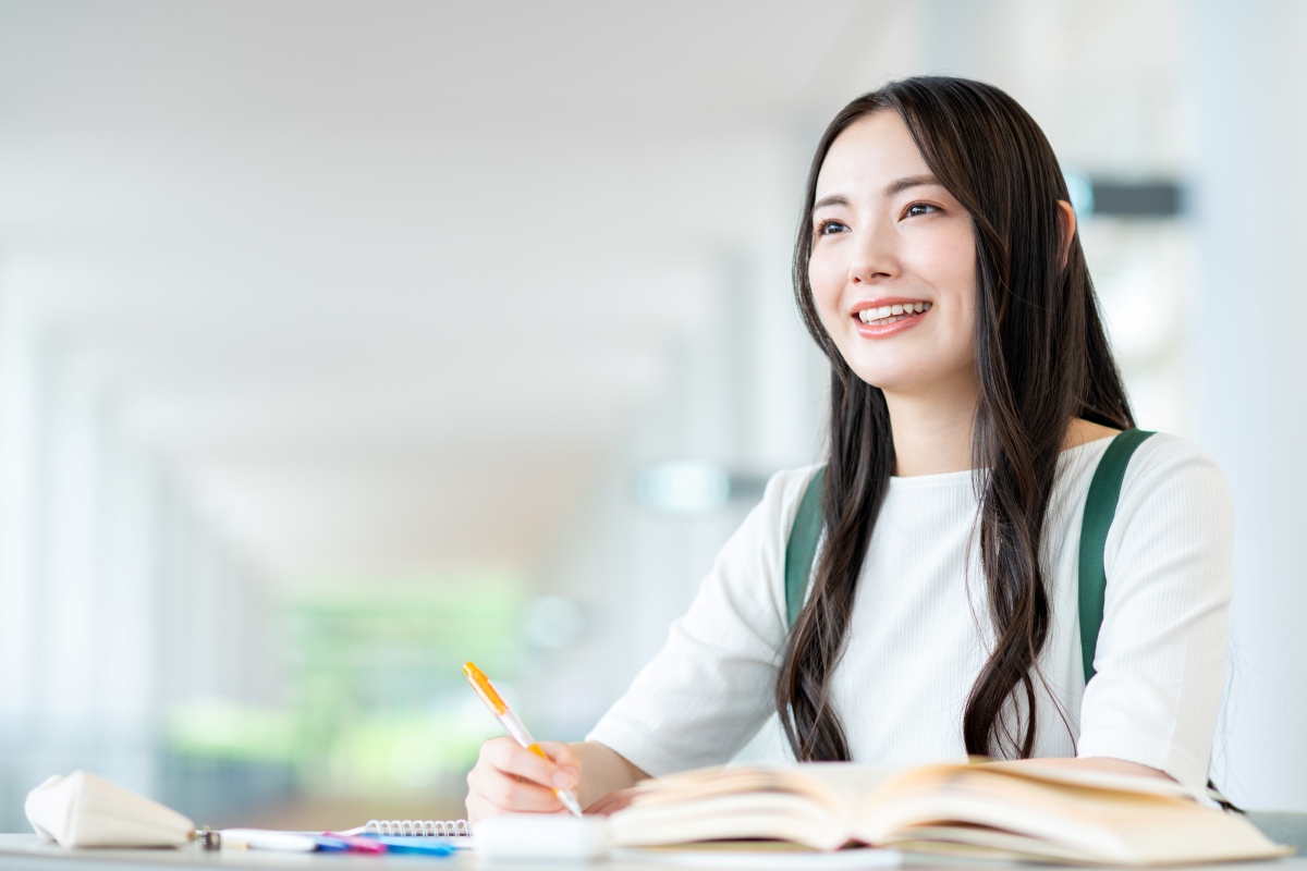 勉強をする女性