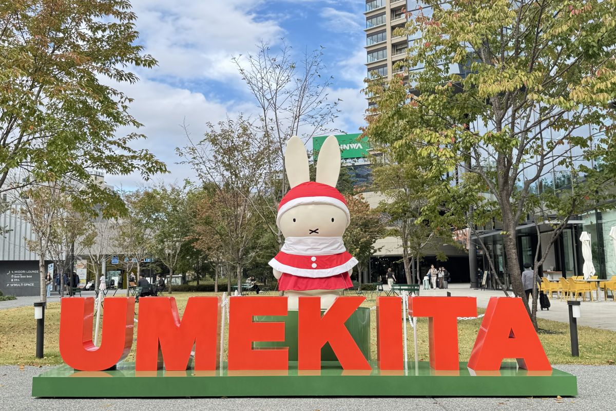 グラングリーン大阪ショップ&レストランのミッフィークリスマス立像