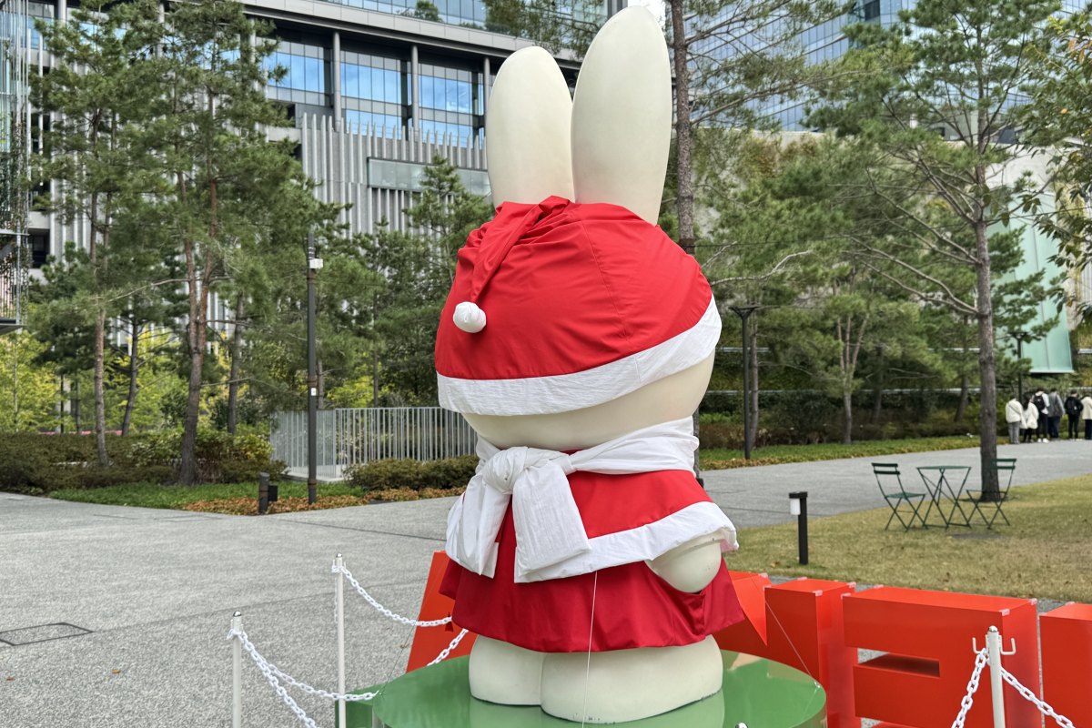 グラングリーン大阪ショップ&レストランのミッフィークリスマス立像