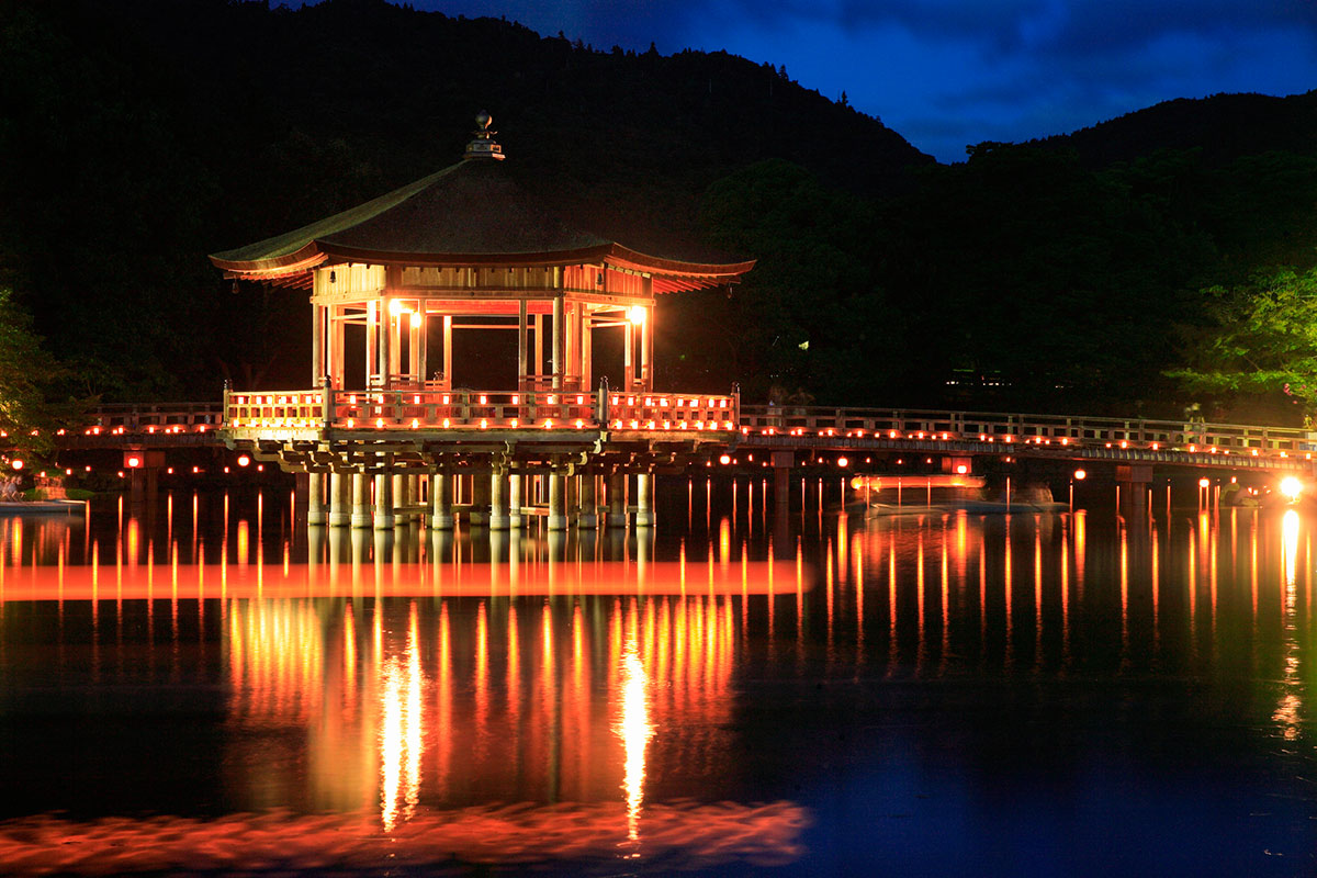 ライトアップされた浮御堂