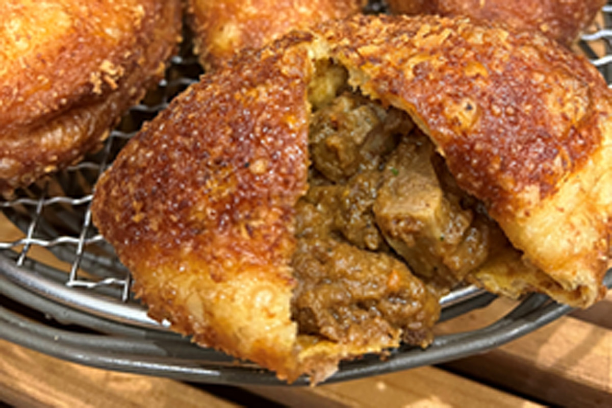 ゴロっと牛すじカレーパン