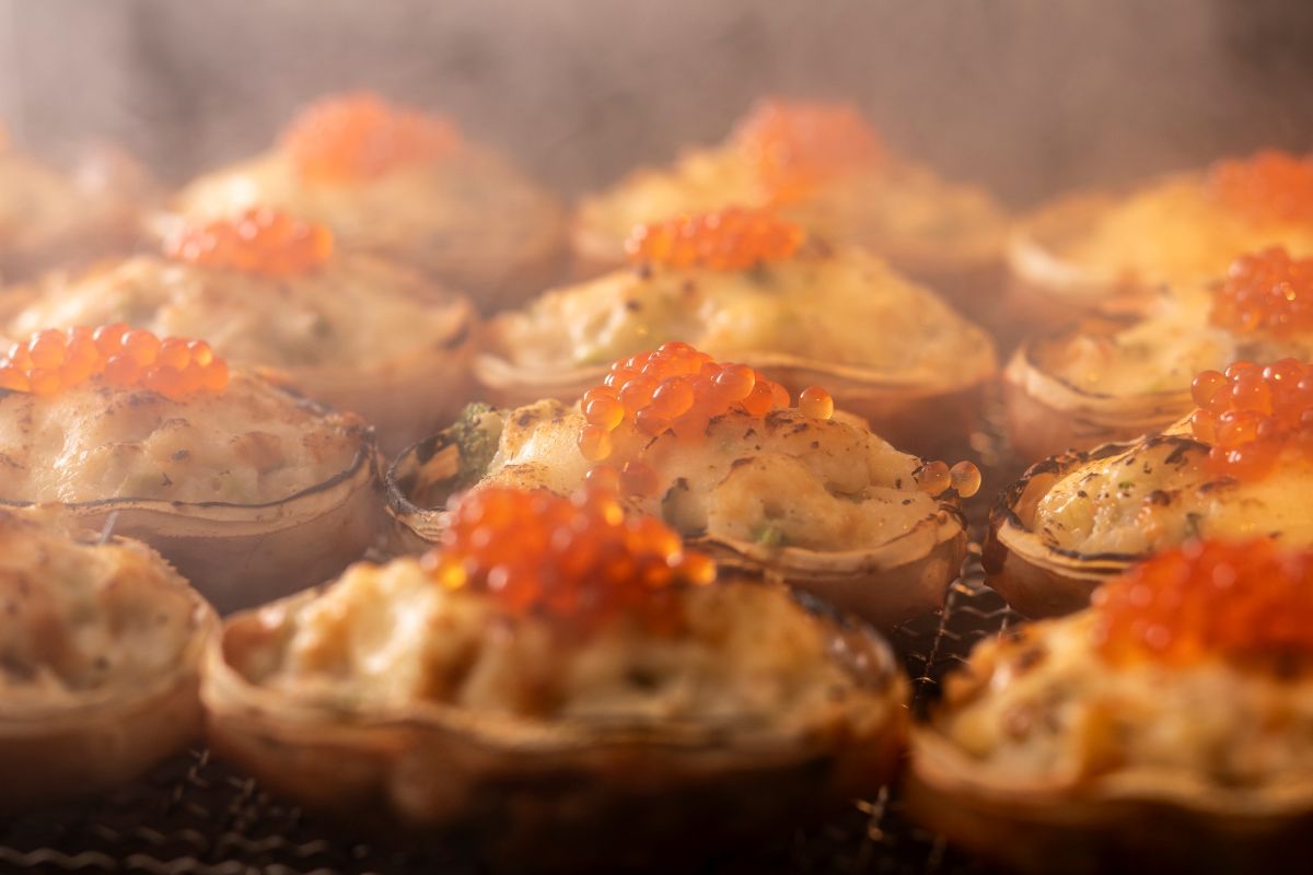 老舗料亭の蟹甲羅焼が気軽に味わえる！城崎温泉に新店「氷とカニ」オープン