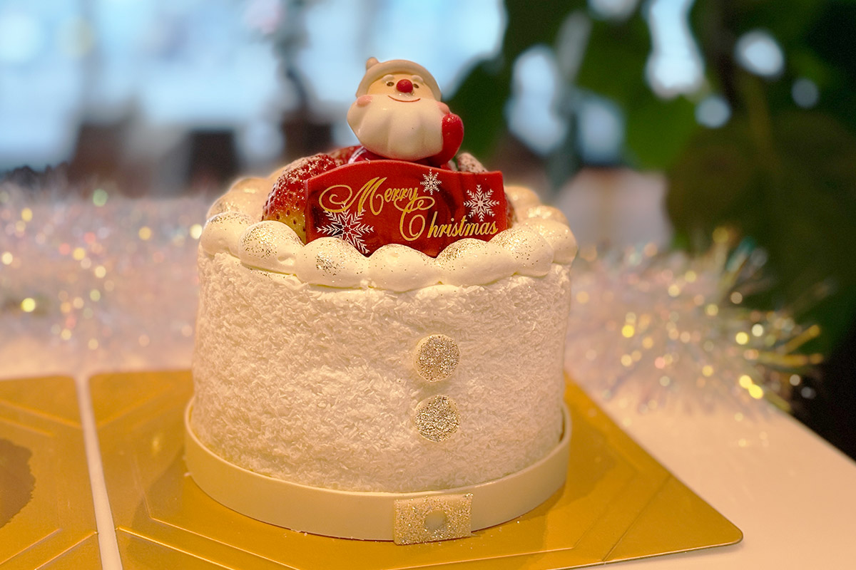 ホワイトサンタクロースショートケーキの帽子を外した写真