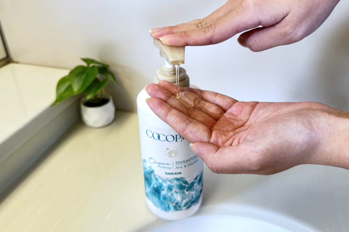 サラヤのココパームを手に出す女性